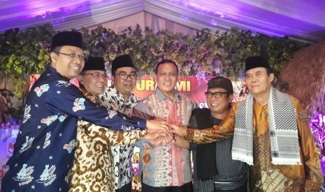 Para bakal calon Gubernur NTB berfoto bersama dalam satu panggung, bersama Ketu KPUD dan Kapolda NTB