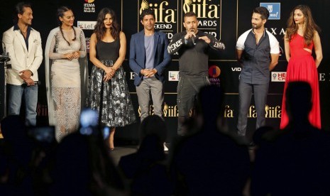 Para bintang film India berpose pada International Indian Film Festival Awards yang dihelat di Madrid, Spanyol.