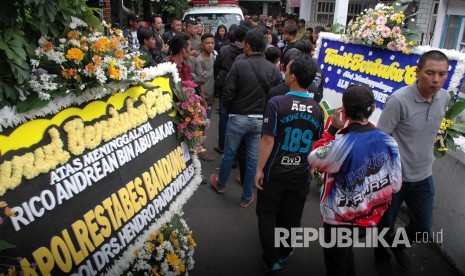 Ungkapan belasungkawa dari bobotoh terus mengalir di rumah Ricko Andrean, Jalan Tamin Abdul Syukur, Kelurahan Cicadas, Kota Bandung, Kamis (27/7). Ricko (22 tahun) merupakan bobotoh Persib yang meninggal saat terjadi keributan, di Stadion Gelora Bandung Lautan Api (GBLA) beberapa waktu lalu.