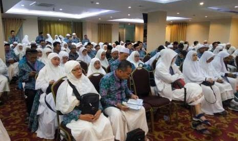 Calon jamaah haji NRA Group mengikuti prosesi acara pelepasan keberangkatan haji NRA Group tahun 2018 M/ 1439 H, di Wisma Umrah  Haji Indonesia, Mampang Square,  Jakarta.