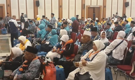 Para calon haji di Asrama Haji Pondok Gede, Jakarta Timur, Selasa (17/7) dini hari.