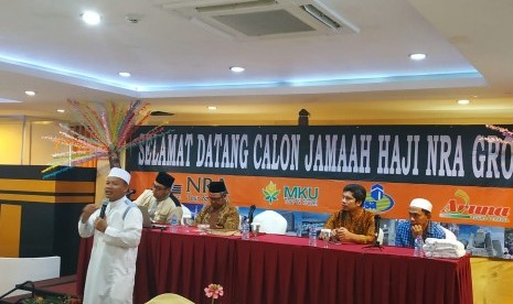 Para calon jamaah haji 2019 M/ 1440 H dari NRA Group tengah mengikuti manasik haji.