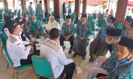 Para calon jamaah haji asal Kabupaten Semarang saat mengikuti pembekalan dan pengarahan pada pelepasan jamaah haji asal Kabupaten Semarang tahun 2022 di pendopo rumah dinas Bupati Semarang, di Ungaran, kabupaten Semarang, Senin (20/6).