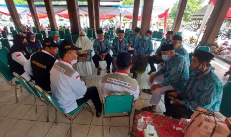 Para calon jamaah haji asal Kabupaten Semarang saat mengikuti pembekalan dan pengarahan pada pelepasan jamaah haji asal Kabupaten Semarang tahun 2022 di pendopo rumah dinas Bupati Semarang, di Ungaran, kabupaten Semarang, Senin (20/6).