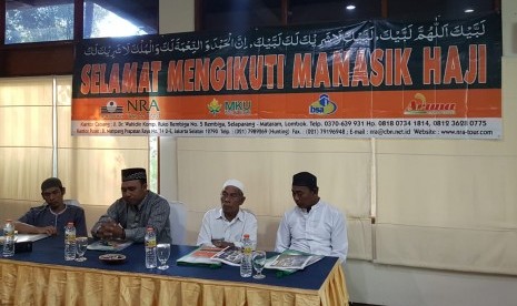 Para calon jamaah haji NRA Cabang Mataram melaksanakan manasik.