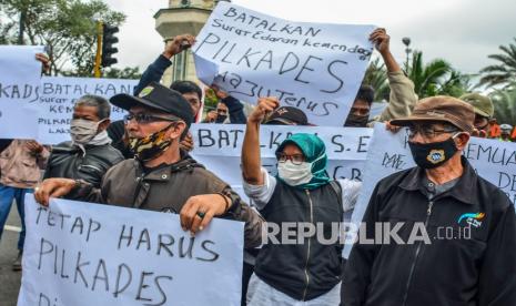 Para calon kepala desa dan warga berunjuk rasa di Kantor Sekretariat Daerah Kabupaten Ciamis, Jawa Barat, Kamis (13/8/2020). Mereka menolak keputusan Kementerian Dalam Negeri (Kemendagri) terkait penundaan pelaksanaan Pemilihan Kepala Desa Pilkades (Pilkades) dan meminta pilkades di Ciamis tetap digelar. 