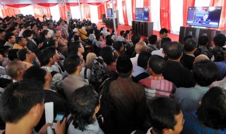 Para calon legisltaif bermasalah dan pendukungnya menyimak sidang perdana sengketa perselisihan hasil Pemilihan Umum (Pemilu) Legislatif 2014 melalui layar elektronik yang disediakan di halaman Gedung Mahkamah Konstitusi (MK), Jakarta, Jumat (23/5).