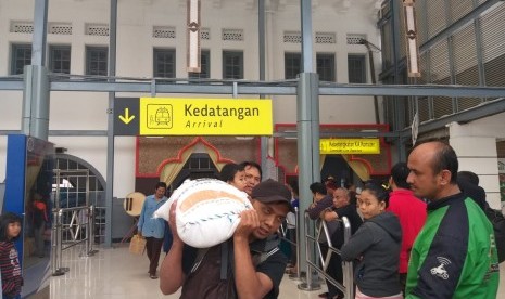 Para calon penumpang kereta api pada H+2 Lebaran di Stasiun Senen, Jakarta Pusat, Jumat (7/6). 