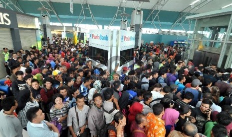  Para calon penumpang Lion Air mengantre untuk melakukan refund di Terminal 3 Bandara Soekarno-Hatta, Cengkareng, Banten, Jumat (20/2).  (Republika/Rakmawaty La'lang)