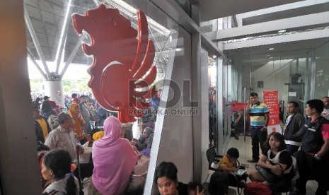 Para calon penumpang Lion Air menunggu untuk melakukan refund di Terminal 3 Bandara Soekarno-Hatta, Cengkareng, Banten, Jumat (20/2)..  (Republika/Rakmawaty La'lang)