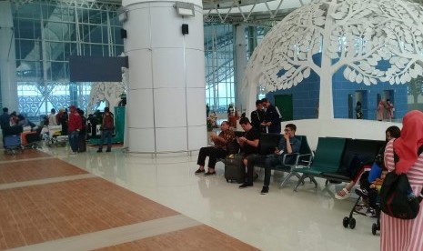 Para calon penumpang menunggu di ruang Check In Bandara Internasional Jawa Barat (BIJB) Kertajati, Kabupaten Majalengka, Senin (1/7). 