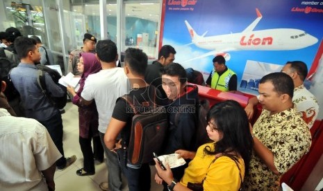 Para calon penumpang pesawat Lion  Air mengantre di Terminal 3 Bandara Soekarno-Hatta, Banten.