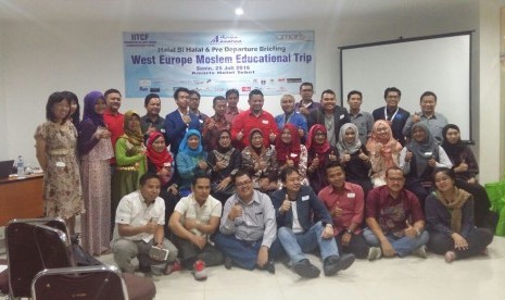 Para peserta halal bihalal dan calon peserta WEMET 2 IITCF berfoto bersama seusai halal bihalal dan pembekalan WEMET Batch II di Jakarta, Senin (25/7/2016).