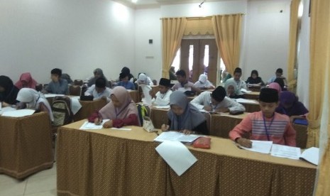 Para calon siswa Perguruan Islam Ar Risalah, Padang, Sumatera Barat (sumbar) mengikuti tes masuk tahun pelajaran 2019/2020.