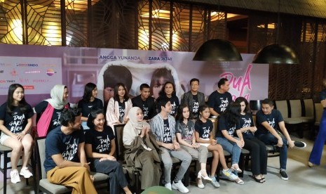 Para cast dan crew film Dua Garis Biru saat konferensi pers di wilayah Jakarta Selatan, Kamis (28/6).