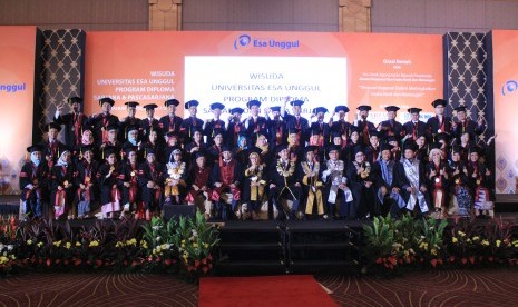 Para civitas akademika Universitas Esa Unggul Berpose usai sidang wisudawan di Jakarta, Kamis (12/4)