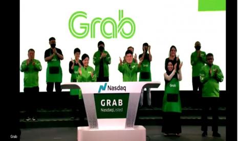 Para co-founder Grab, Anthony Tan dan Hooi Ling Tan, didampingi perwakilan mitra pengemudi, pengantaran, dan merchant Grab melakukan seremoni pencatatan perdana di bursa saham Nasdaq, Kamis (2/12). Seremoni pertama kalinya digelar kawasan Asia Tenggara, Singapura.