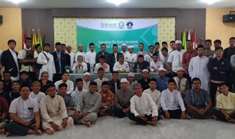 Para dai muda Jabodek peserta upgrading berfoto bersama dengan Pimpinan Umum Hidayatullah, Ustaz Abdurrahman Muhammad.