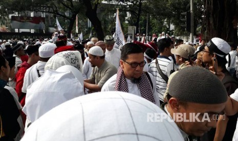 Para delegasi GNPF MUI menuju mobil komando sesaat setelah keluar dari gedung Mahkamah Agung (MA), Jumat (5/5). 