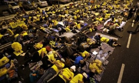 Para demonstran Malaysia tidur di jalanan pada Sabtu (29/8) malam untuk menyiapkan aksi lanjutan pada Ahad (30/8) ini.