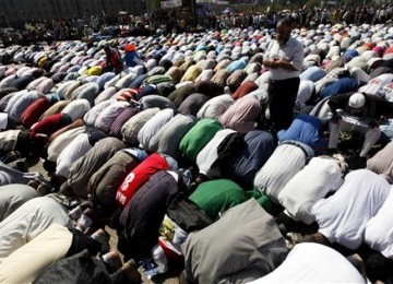 Para demonstran shalat Jumat di Tahrir Square, Jumat (7/10).