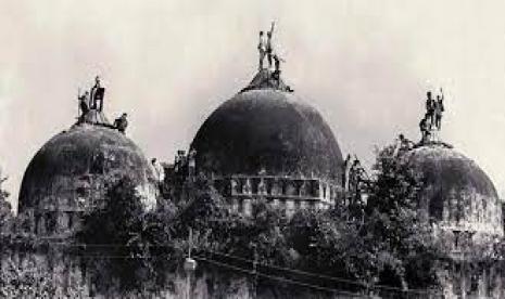 Para demontran saya kanan Hindu berada di kubah masjid Babri pada beberapa tahun lalu saat meminta masjid ini dibongkar. (ilustrasi)