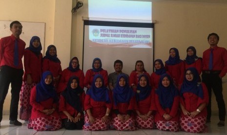 Para dosen Akbid Pelita Ilmu, Depok,  berfoto bersama usai mengikuti pelatihan penulisan jurnal ilmiah, Sabtu (30/9).