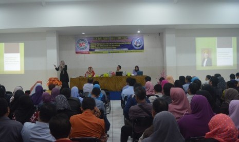 Para dosen BSI mendapatkan pembekalan materi publikasi artikel ilmiah di jurnal internasional oleh Dr Irianti Usman.    