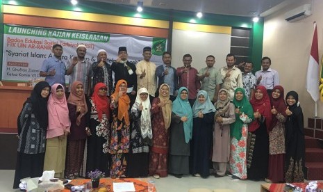 Para dosen FTK UIN Ar-Raniry berfoto bersama sesuai peluncuran program kajian Islam bulanan, Selasa (26/9).