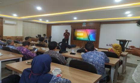 Para dosen Sekolah Tinggi Maritim Yogyakarta (Stimaryo) mendengarkan pengarahan saat acara penyerahan dan peresmian bantuan pengadaan Smart Classroom di kampus Stimaryo di Jalan Magelang 4.4 Pos 42 Tromol, Kutu Dukuh, Sinduadi, Kecamatan Mlati, Kabupaten Sleman, Daerah Istimewa Yogyakarta, Jumat (27/1/2023).