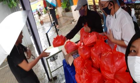 Para dosen UBSI Kampus Fatmawati membagikan paket buka puasa kepada warga yang melintas di depan kampus UBSI Fatmawati, Jakarta Selatan.