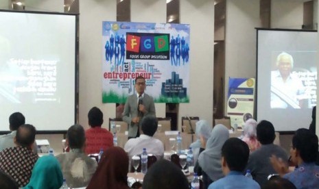 Para dosen wirausaha mendengarkan pemaparan materi workshop pada Forum Group Discussion (FGD) yang diadakan oleh BSI Entrepreneur Center (BEC) di Serpong, Tangerang Selatan, Sabtu (28/5).