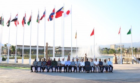  Para duta besar negara anggota KAA menyambangi Taman Asia Afrika di Kawasan Kiara Artha Park, Kiaracondong, Kota Bandung, Jawa Barat, Sabtu (29/6).