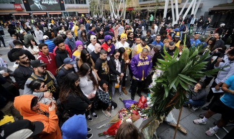 Para fan Los Angeles Lakers berkumpul di depan Staples Center untuk mengekpresikan rasa duka atas meninggalnya Kobe Bryant, legenda Lakers dan NBA.