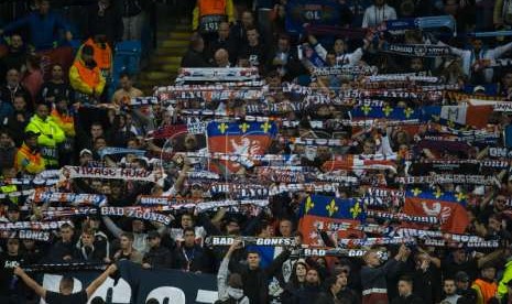  Para fan Lyon memberikan dukungan pada timnya saat bertandang di markas Manchester City di Stadion Etihad dalam laga perdana Liga Champions musim ini.