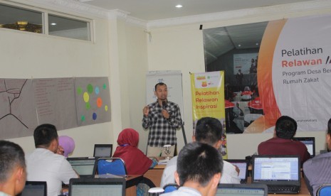 Para Fasilitator baru untuk Desa Berdaya hasil kerjasama ZIS Indosat dan Rumah Zakat mengikuti training di Narapati Indah Syariah Hotel & Convention, Bandung. 