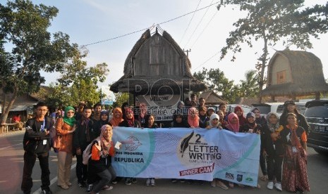 Para finalis kompetisi Letter Writing Competition berfoto bersama di Desa Sade, Lombok, Nusa Tenggara Barat, Jumat (7/8).Republika/Edwin Dwi Putranto