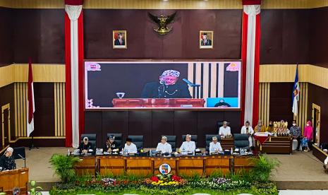 Para Forkopimda Kota Bogor mengenakan pakaian khas Sunda dalam Rapat Paripurna dalam rangka Hari Jadi Bogor (HJB) ke-540, yang digelar dengan bahasa Sunda, Jumat (3/6). 