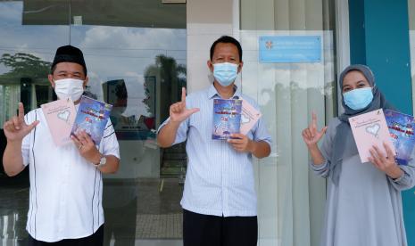 Para guru Bosowa School menerbitkan buku antologi cerpen dan kumpulan artikel.