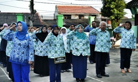 Para Guru dan Karyawan SMAN 12 Jakarta tengah memberi hormat pada Sang Merah Putih.