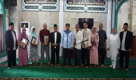 Para guru dan kepala sekolah teladan Sekolah Bosowa Bina Insani (SBBI) Bogor berfoto bersama Presdir dan manajer SBBI.