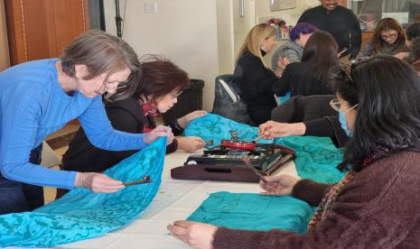 Para guru di sekolah-sekolah Canberra dan para istri duta besar dari berbagai negara yang sedang bertugas di Canberra mengikuti workshop membatik kontemporer yang diadakan oleh Atdikbud KBRI Canberra. Saat ini KBRI Canberra bekerja sama dengan Asosiasi Indonesia Australia (AIA) menyelenggarakan kelas Bahasa Indonesia bagi Penutur Asing (BIPA) untuk orang dewasa di Canberra, Australia./ilustrasi 