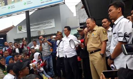 Para guru honorer di Kabupaten Sukabumi mengakhiri mogok mengajar karena dipenuhinya tuntutan surat penugasan dari Pemkab Sukabumi yang disampaikan Sekda Sukabumi Iyos Somantri Selasa (25/9).