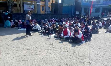 Para guru honorer di Sukabumi masih mogok mengajar dan memilih ikut acara istighosah menolak syarat batasan usia 35 tahun penerimaan CPNS di kawasan gelanggang Kecamatan Cisaat Kabupaten Sukabumi Selasa (18/9).