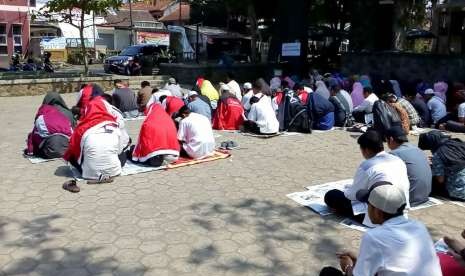 Para guru honorer di Sukabumi masih mogok mengajar dan memilih ikut acara istighosah menolak syarat batasan usia 35 tahun penerimaan CPNS di kawasan gelanggang Kecamatan Cisaat Kabupaten Sukabumi Selasa (18/9).