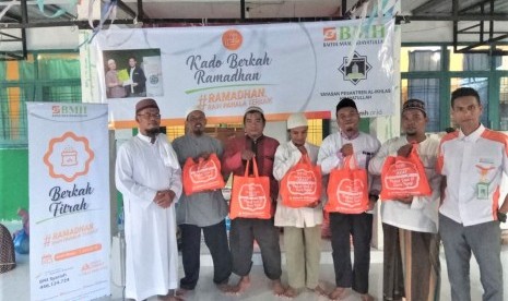 Para guru ngaji dan Dai Tangguh di Aceh menerima Kado Berkah Ramadhan yang disalurkan oleh Laznas BMH Pewakilan Aceh.