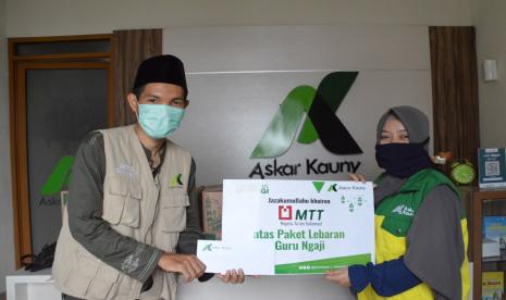 Para guru ngaji yang berada di bawah Yayasan Askar Kauny (YAK) mendapat hadiah spesial dari Majelis Ta