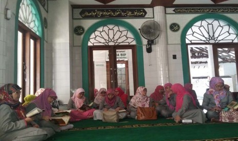 Para guru Sekolah Bosowa Bina Insani melaksanakan tadarus menjelang buka puasa bersama, di Masjid Al-Ikhlas Bosowa Bina Insani, Bogor, Jawa Barat, Jumat (24/6) petang.