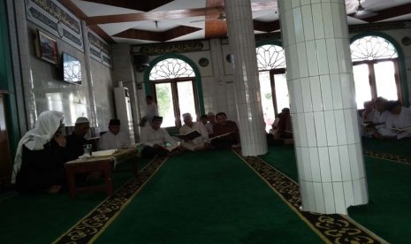 Para guru Sekolah Bosowa Bina Insani (SBBI) Bogor belajar tahsin Quran kepada imam dari Madinah, Syekh Essam Al-Mizjaji, Jumat (16/10).