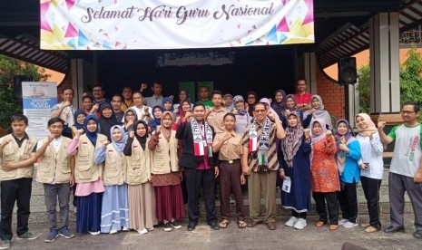 Para guru SMPN 1 Ciamis bersama pengurus dan relawan Aman Palestin Ciamis.